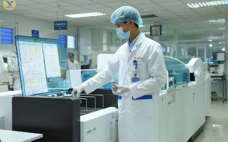 Healthcare professional reviewing cancer screening test results, representing cancer screening guidelines for patients