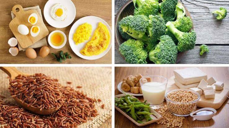 best foods for blood sugar control — salmon, leafy greens, berries, and legumes on a wooden surface