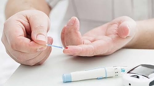 blood sugar regulation showing liver muscle and fat cell response to insulin signal