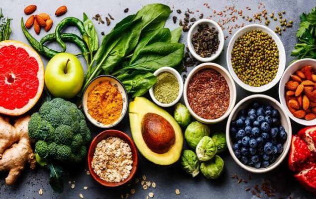 diabetes diet beginner's guide — colorful plate of vegetables, whole grains, and lean protein for blood sugar control