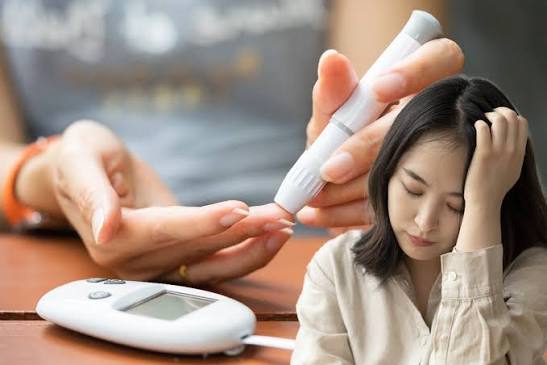 woman discussing diabetes symptoms and risk factors with her doctor at a health appointment