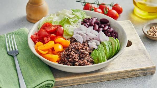 diabetes meal planning — colorful balanced plate with vegetables, lean protein, and whole grains for blood sugar control
