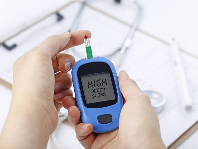 diabetic ketoacidosis and severe hypoglycemia emergency signs requiring immediate medical attention for blood sugar crisis