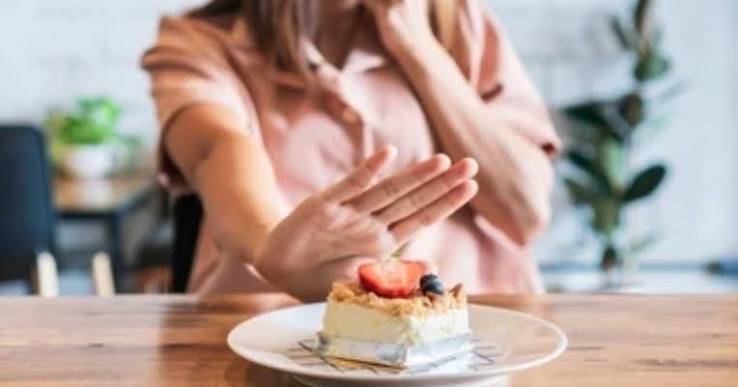 eating out with diabetes — restaurant table with salad, grilled protein, and water instead of sugary drink