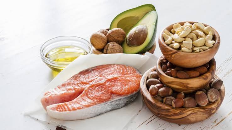 Mediterranean diet fats and glucose control — olive oil drizzled over vegetables with fish