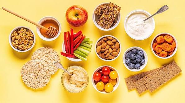nut and cheese snack plate for diabetes — protein and fat combination that stabilizes blood sugar between meals