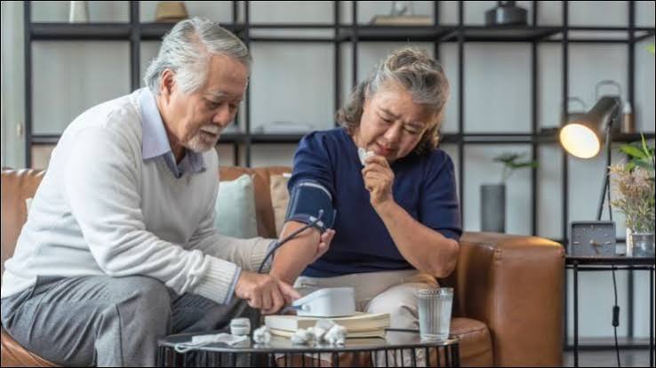 heart failure patient recording blood pressure and weight in monitoring log