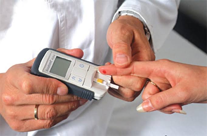 high blood sugar symptoms progression timeline showing early to advanced signs in adults