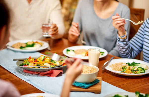 holiday meal plate with diabetes-friendly choices — turkey, roasted vegetables, and small portions of traditional sides