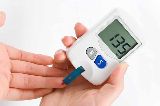 how the body controls blood sugar showing pancreas releasing insulin and glucagon