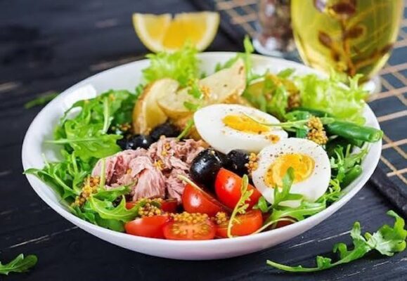 lunch ideas for diabetes-friendly eating — salad with grilled chicken, vegetables, and legumes for blood sugar control