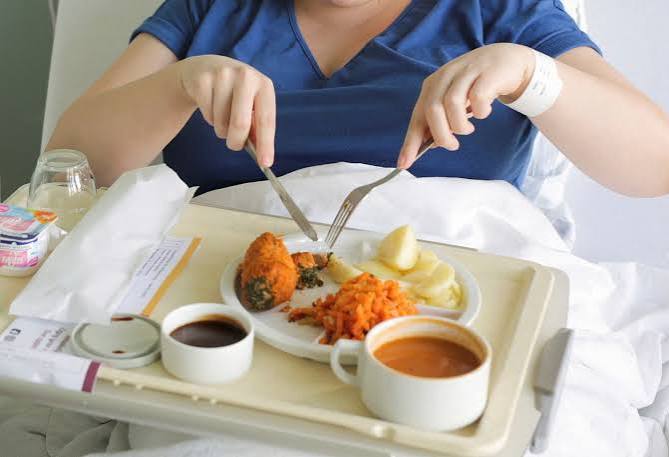 Post-meal blood sugar comparison showing different glucose responses to high carb and low carb meals for diabetes management insight