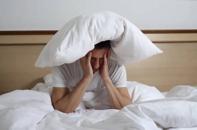 circadian rhythm disruption and blood sugar — shift worker with clock and glucose monitor