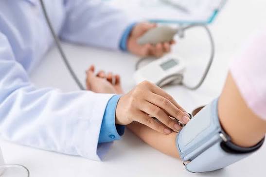 Older adult and pregnant woman — groups that need earlier medical consultation for high blood pressure