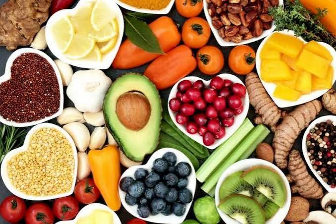 Foods that help acid reflux including alkaline vegetables, whole grains, lean protein and ginger alongside foods to avoid including citrus, tomatoes and fried foods