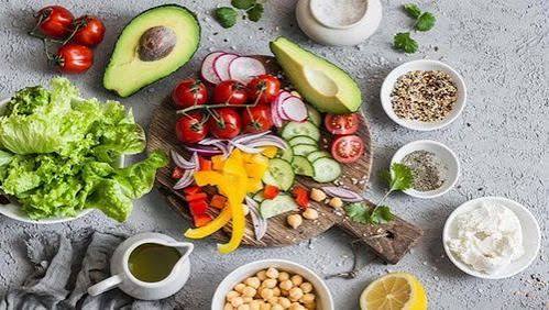 Foods that help acid reflux including alkaline vegetables, whole grains, lean protein and ginger alongside foods to avoid including citrus, tomatoes and fried foods