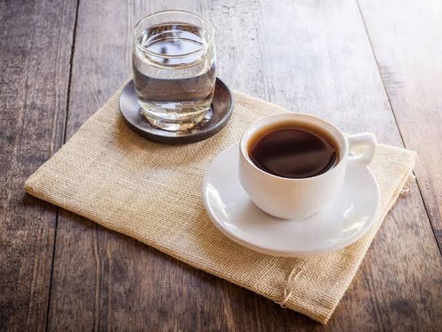 caffeine and bladder symptoms — diagram showing how caffeine acts as both a diuretic and direct bladder irritant, increasing urgency, frequency, and leakage in susceptible individuals