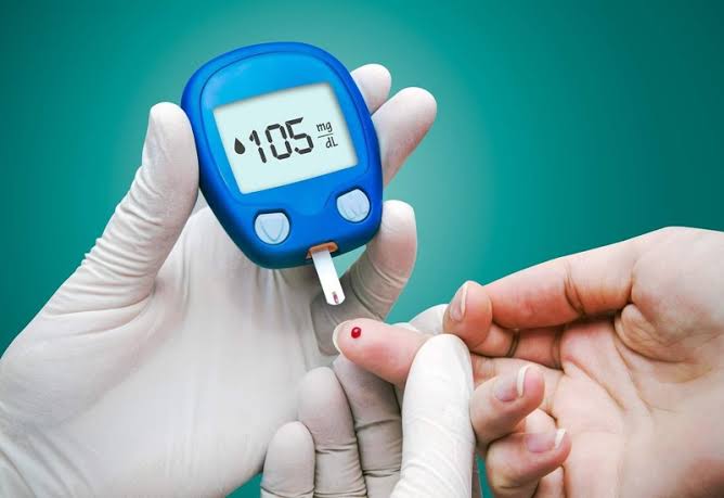 diabetes emergency warning signs comparison chart — three-column chart comparing symptoms of severe hypoglycemia DKA and HHS with emergency action steps for each condition