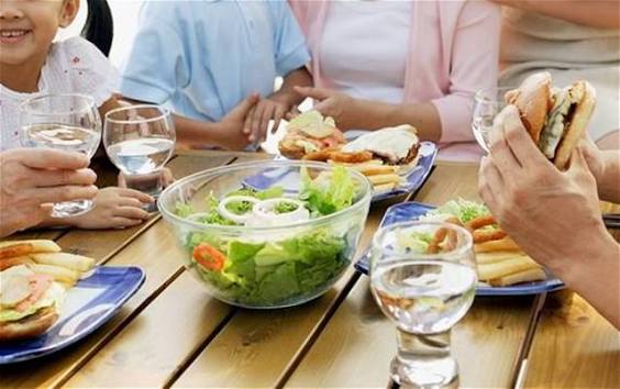 Weekly digestive-friendly meal prep laid out including cooked whole grains, roasted vegetables, legumes, fermented foods and lean proteins in glass containers ready for gut-healthy meals