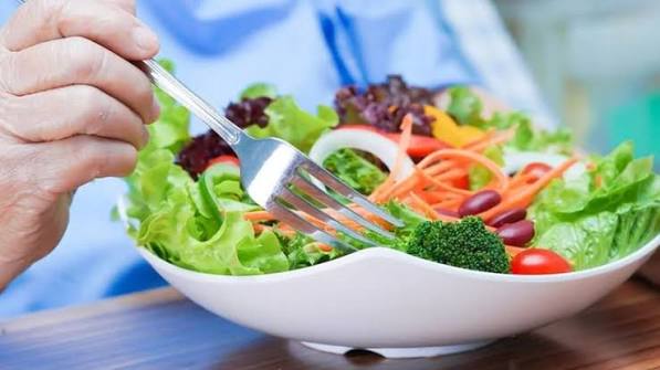 Fatty liver meal plan foods including olive oil, fish, legumes, whole grains, vegetables, coffee and walnuts alongside foods to avoid including sugar drinks, red meat and refined carbohydrates