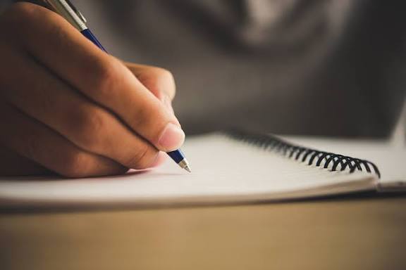 keeping a food and symptom journal review patterns IBS FODMAP triggers