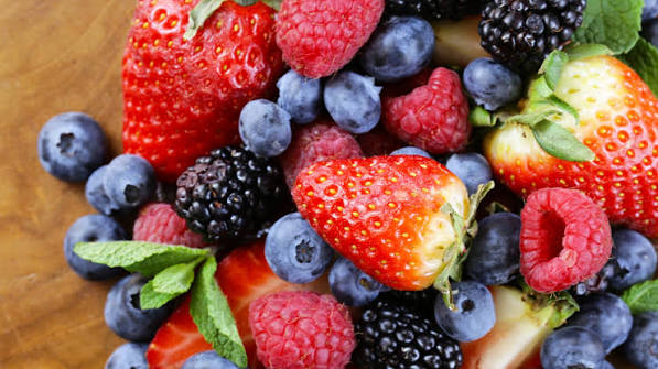 fruits that support digestion kiwi berries pear apple banana papaya mango fibre pectin actinidin