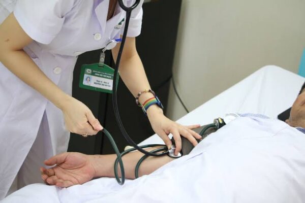 high blood pressure kidney warning sign hypertension CKD damage guide