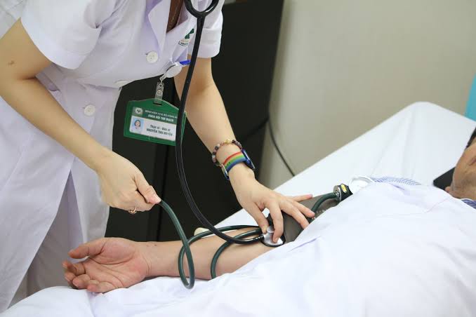 high blood pressure kidney warning sign hypertension CKD damage guide