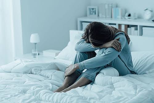 kidney disease and sleep problems — CPAP machine on nightstand for CKD patient with obstructive sleep apnea treatment