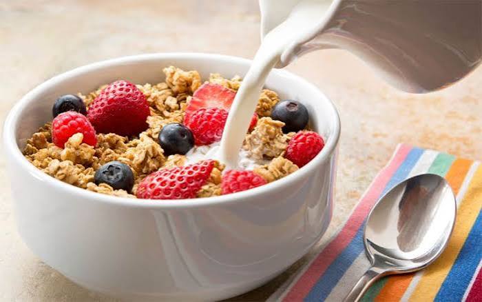kidney-friendly breakfast ideas including egg white omelette, oatmeal with berries, and white toast