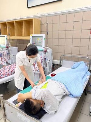 preparing for dialysis patient guide — nephrologist explaining dialysis access options to patient in a pre-dialysis education appointment