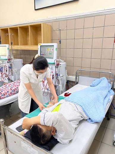 preparing for dialysis patient guide — nephrologist explaining dialysis access options to patient in a pre-dialysis education appointment