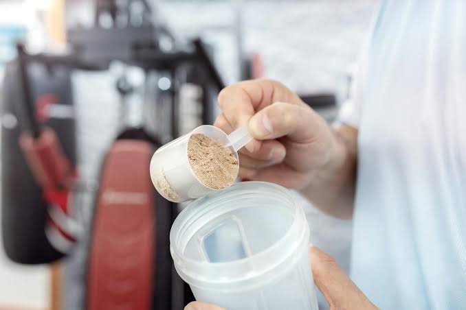 protein powder and kidney health — protein powder scoop and shake with kidney disease dietary protein management considerations