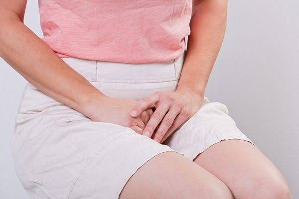 stress incontinence vs urge incontinence — side-by-side comparison diagram showing the mechanisms of stress incontinence from physical exertion and urge incontinence from involuntary detrusor contraction