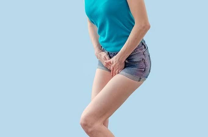 stress incontinence vs urge incontinence — comparison chart showing triggers and mechanisms of each type of urinary incontinence