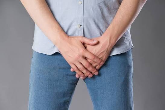 Weak urine stream possible causes — man experiencing urinary flow difficulties illustrating BPH and urethral obstruction symptoms in aging men
