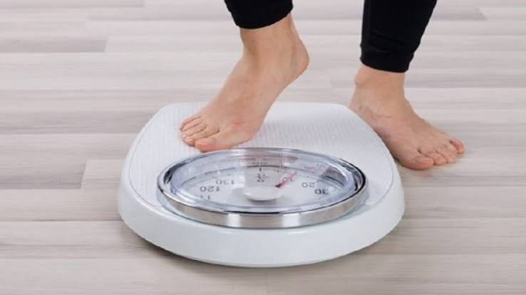 Healthy weight management lifestyle showing balanced meal and exercise for liver health improvement and NAFLD management