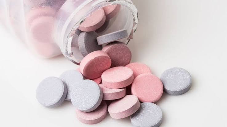 Different types of antacid medications including tablets, liquids, and chewable tablets showing calcium carbonate, magnesium hydroxide, aluminium hydroxide, and combination antacid products