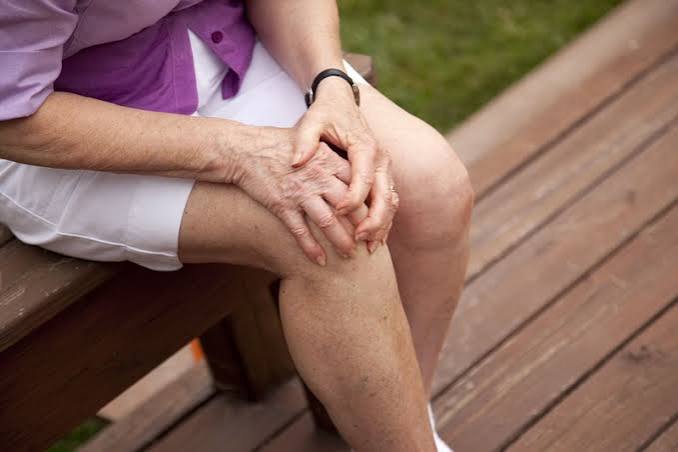 Osteoarthritis symptoms and risk factors — illustration showing the characteristic symptoms of OA including joint pain on use, morning stiffness under 30 minutes, crepitus, bony swelling, and joint line tenderness