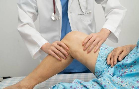When joint pain needs medical evaluation — adult holding swollen knee joint showing signs requiring urgent assessment