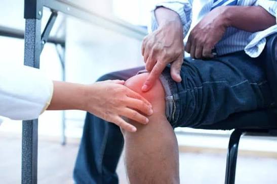 Joint pain common causes and when to seek care — diagram showing inflamed joint anatomy knee hip and shoulder with cause labels