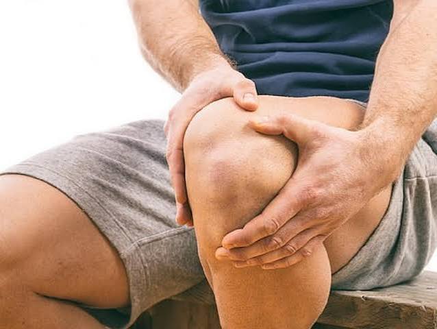 Knee pain what adults should know — diagram showing knee anatomy meniscus ACL ligaments and osteoarthritis compartment involvement