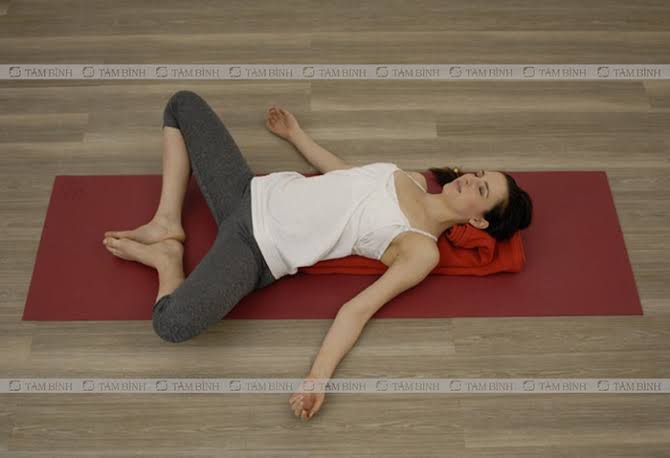 Person demonstrating correct upright seated posture to prevent acid reflux and reduce intra-abdominal pressure on the lower esophageal sphincter